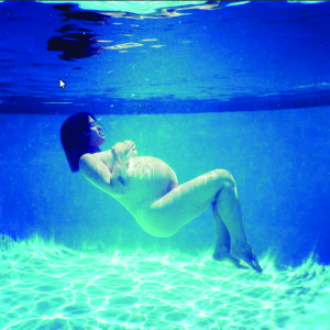 Alanis Morissette grávida embaxo d'água