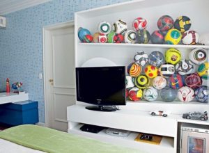 compartimento para guardar bolas no quarto da criança