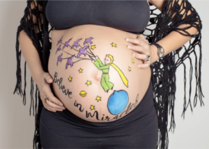 barriga de grávida com pintura