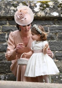 Kate Middleton conversa com princesa Charlotte 
