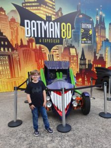 Exposição Batman 80 anos com crianças