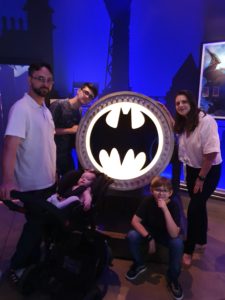 Exposição Batman 80 anos com crianças
