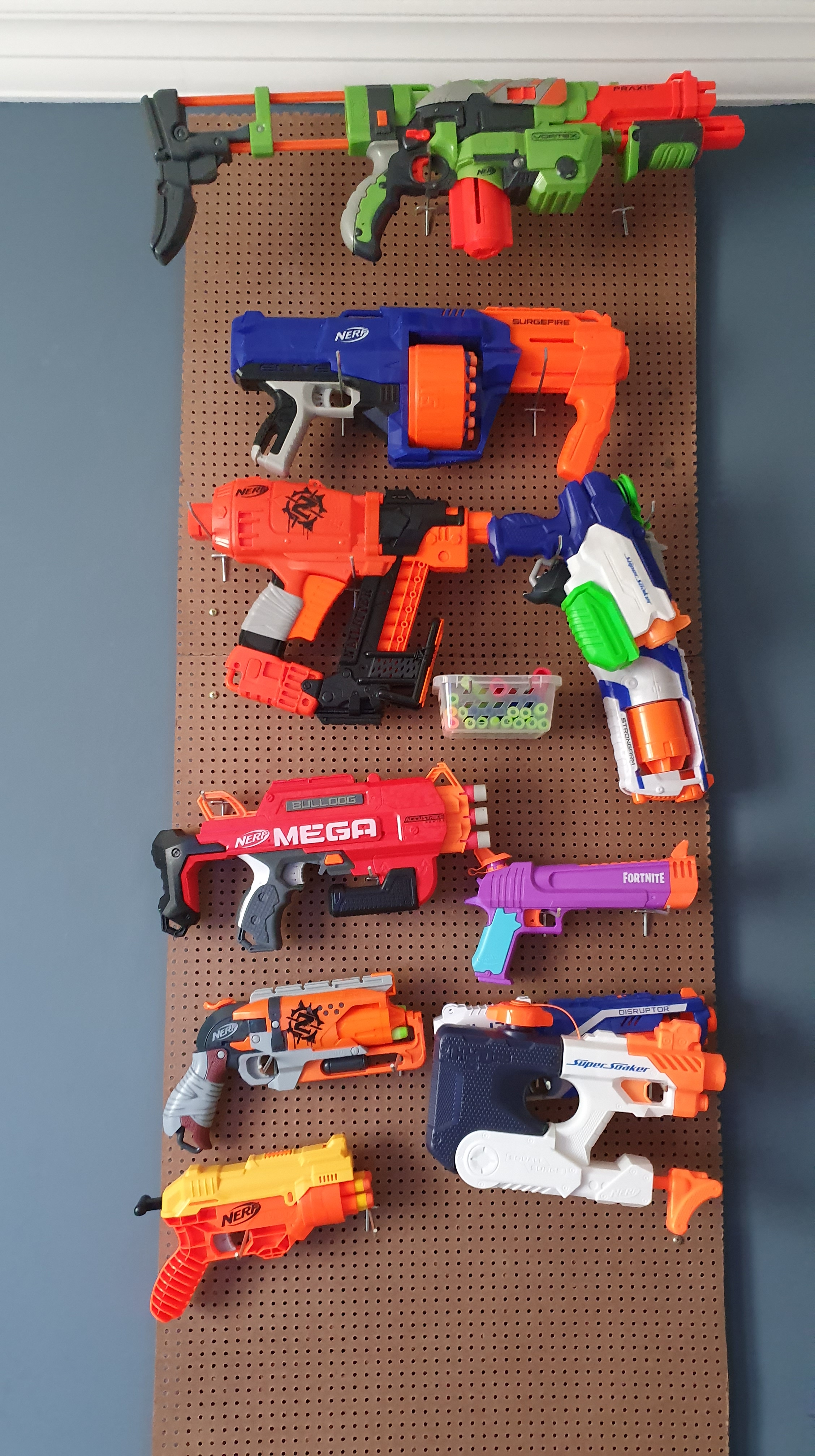 Como organizar uma parede de armas Nerf